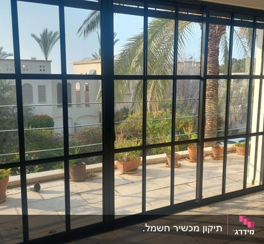 מרפסת עם צמחים ועציצים, דלת זכוכית גדולה